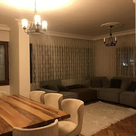 Ulasim Araclarina Yakin Konforlu Ve Genis Bir Ev... Apartment